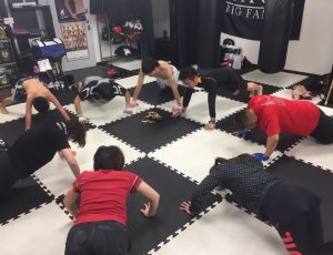 RAOU JAPAN キックボクシングジム薬院店はみんなで筋トレ祭りだぁ〜♡