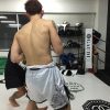 RAOUキックボクシングジムの最強戦士、晃トレーナーが懸垂したらこんな背中の筋肉が出てきます。っていう動画。